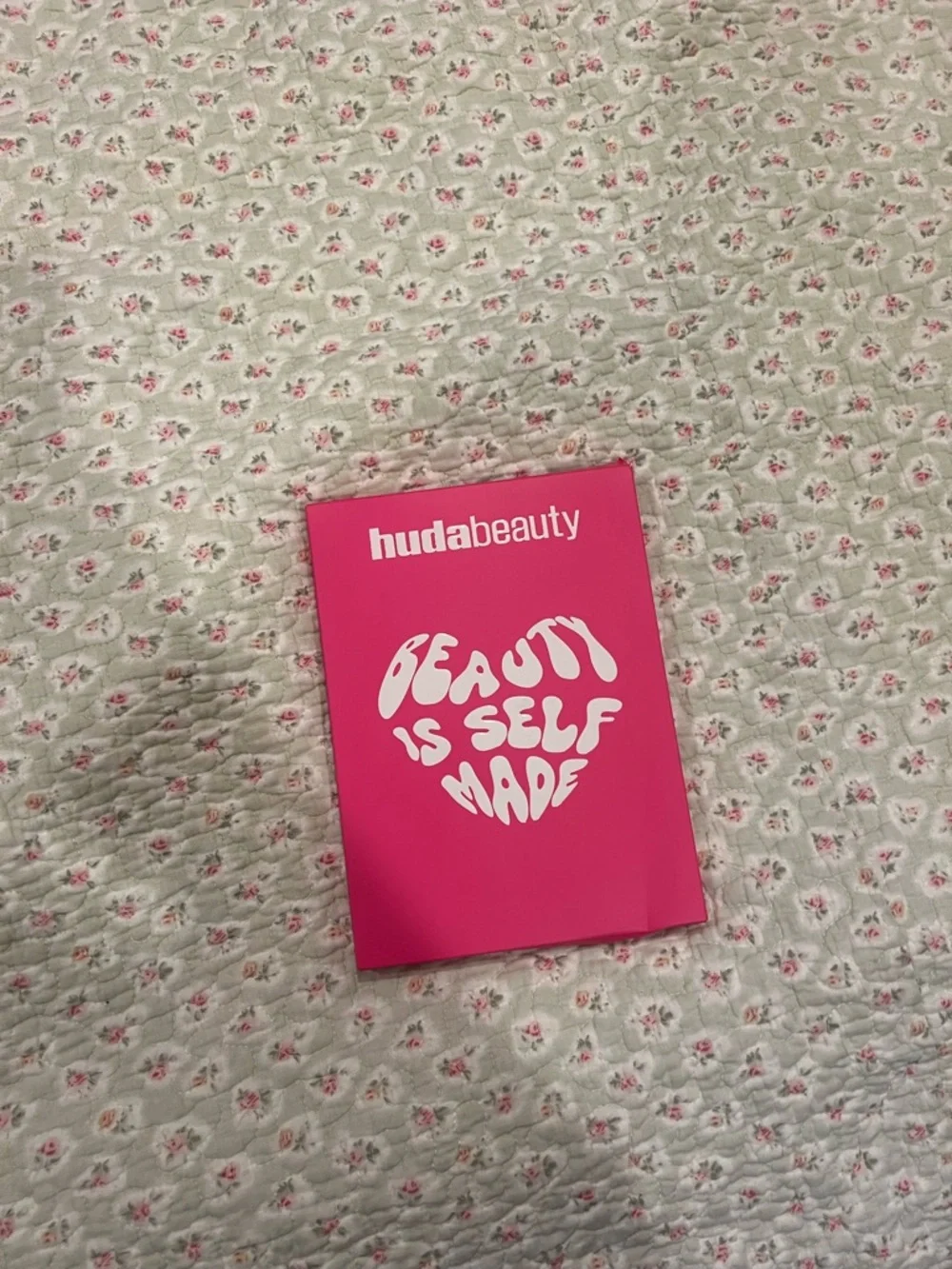 HUDA BEAUTY Heart-Shaped Hand Mirror in Bright Pink